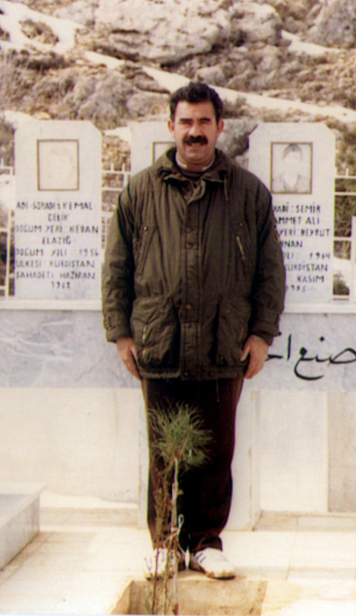 rewiyo________'s tweet photo. Önder Apo'nun mesajı..

"Şehitlerimizi saygı ile anıyorum. Onların emanetine sahip çıkmak, yürüdüğümüz yolun en temel sorumluluğudur. Tüm şehitlerin anıları önünde saygıyla eğiliyor, mücadelelerini ve ideallerini yaşatma kararlılığımızı bir kez daha yineliyoruz." https://t.co/PrCBUIJoem