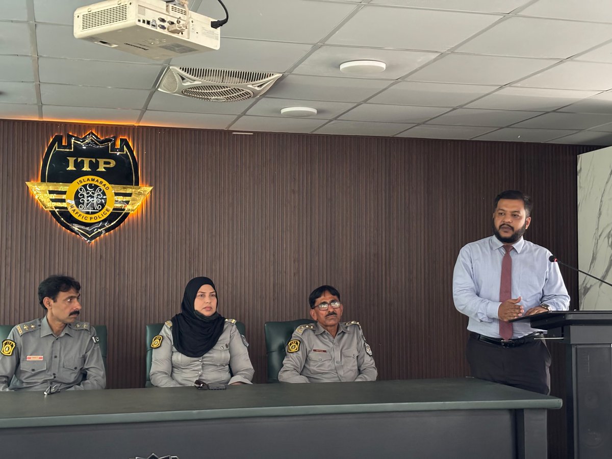 ICT_Police's tweet photo. فرینڈز آف پولیس پروگرام کے تحت بحریہ یونیورسٹی کے طلبہ کے لیے روڈ سیفٹی اور ٹریفک قوانین سے متعلق آگاہی سیمینار کا انعقاد۔ 

طلبہ سے ٹریفک قوانین اور روڈ سیفٹی کے بارے میں سوالات کیے گئے، درست جوابات دینے والے طلبہ میں انعامات تقسیم کیے گئے۔

#WeRIslamabadPolice #FriendsofPolice https://t.co/8LEj2wAcdp