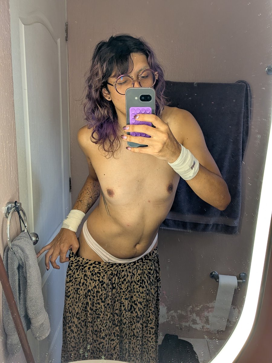 VulpyxPantomime's tweet photo. Hi babiiies 💛
Things got really dark last weekend and I had an attempt, but thankfully my sister was there to save me and get me to the hospital.
Always remember to look for help. You're never alone in what you're feeling or in this world 🫂💛✨ https://t.co/w2SxESqvFi