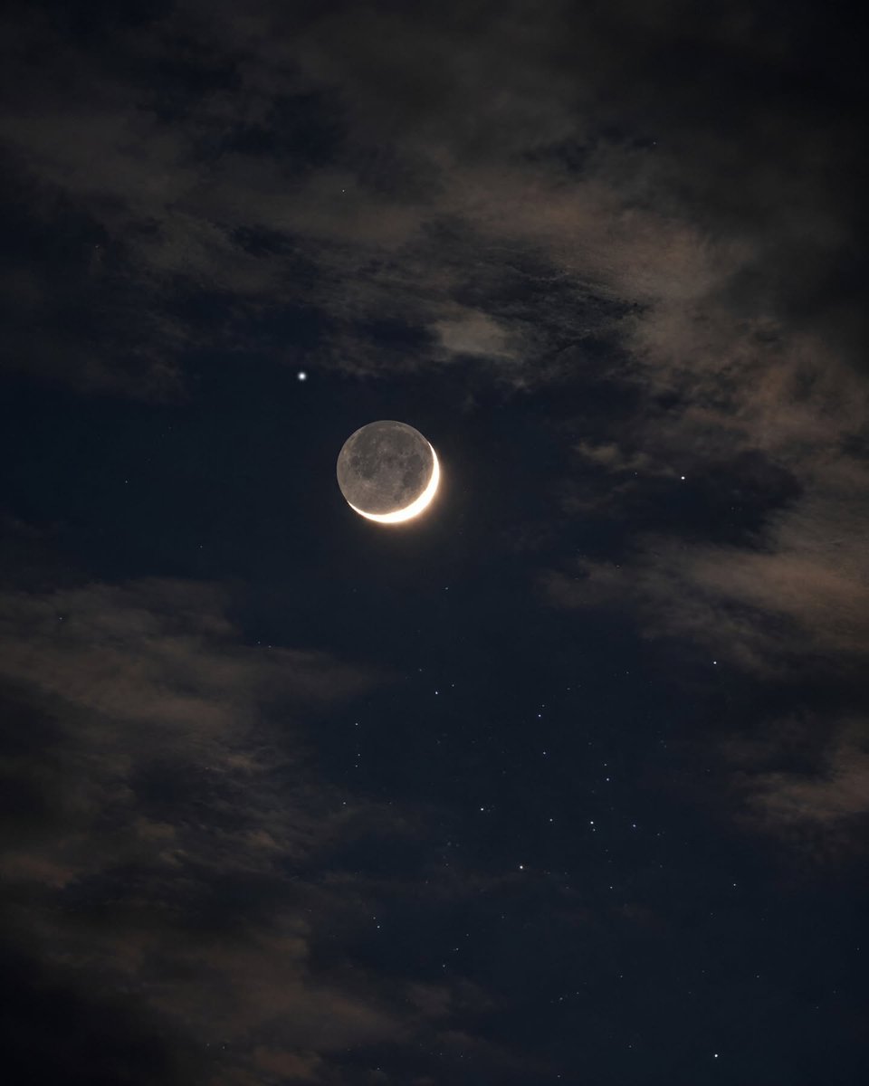 x9011901's tweet photo. venus and moon in this night https://t.co/DdECB1fvF1