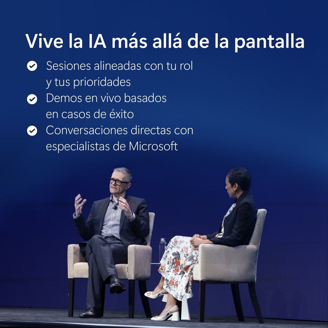 Personas sentadas en un escenario durante una conversación en vivo en Microsoft AI Tour, frente a una pantalla con información sobre sesiones, demostraciones y especialistas de Microsoft.