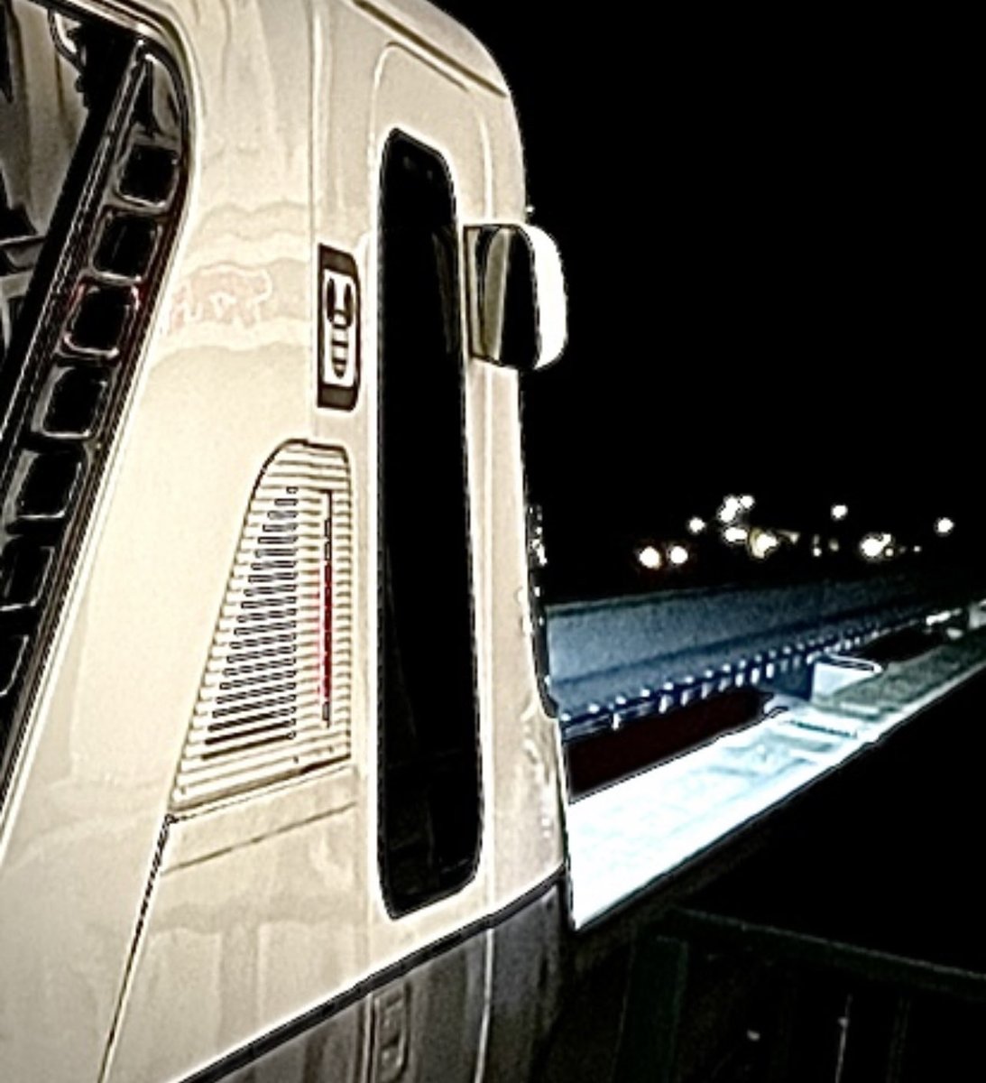 tbenderphoto1's tweet photo. 🫐:/#Happy #MonorailMONDAY🚝  
@dolewhipwishes #WDW @WaltDisneyCo @SRQAirport @SRQExperience @Monorail_Music 
@imderekbell @MorningMonorail @WDWdrunktrooper @Mousesteps @DisneyOnParade @sweetiepiebri @BarbaraVonBauer
#PorfavorManténgaseAlejadodelasPuertas @IndyScott @darcydonavan https://t.co/A0RXriq3RP