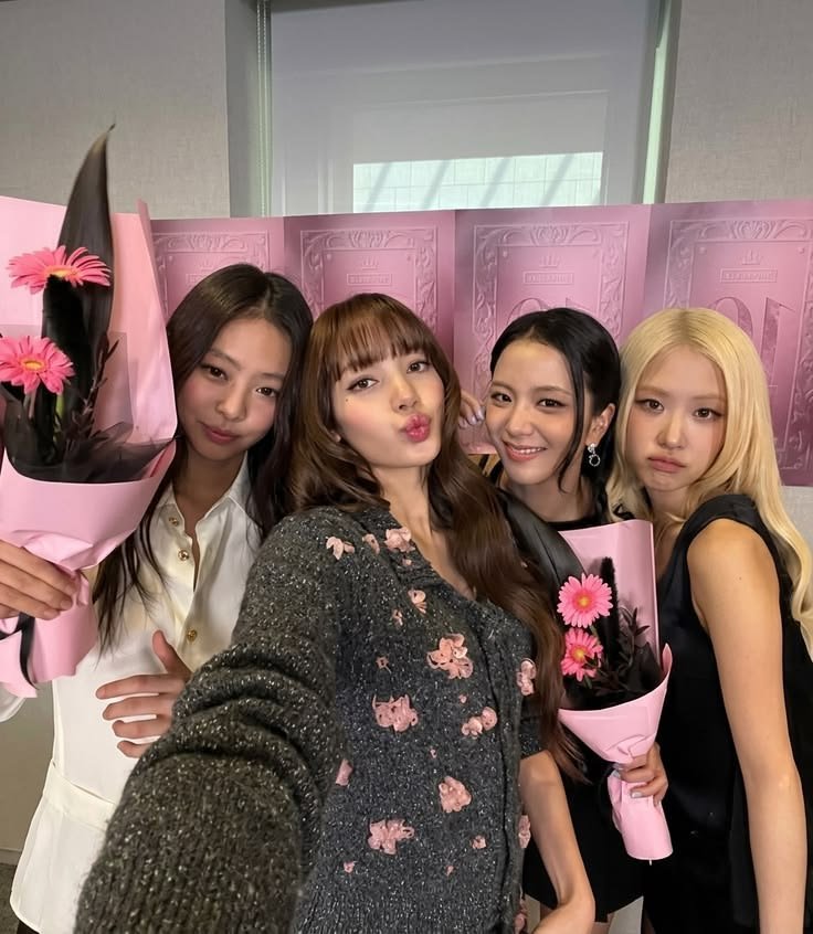 PINKSBASE's tweet photo. NO DISBAND! Lisa talking about BLACKPINK in an interview with Variety:

Lisa: If I'm 50, I still want to be in BLACKPINK! We just finished our tour and talked about taking a little break — like I did 2 years ago — but we'll always be together. Now we're back to our solo eras. https://t.co/JQe34vcWQ8