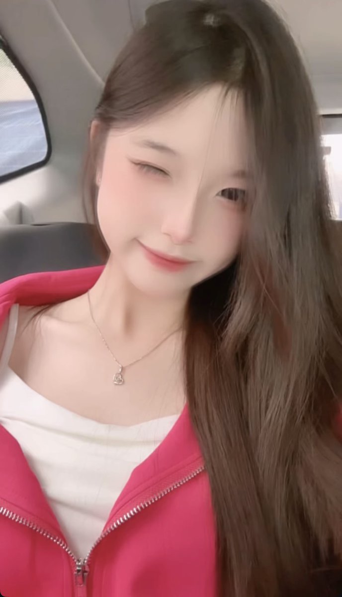 Chloe22Chloe77's tweet photo. Wink https://t.co/mCjHReEN8r