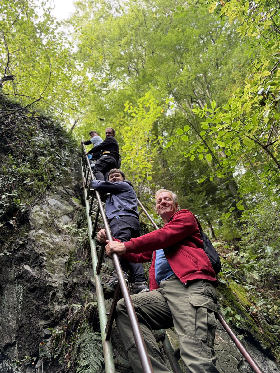 M_Kawalkowski's tweet photo. ⛰️ Z polityką mamy do czynienia praktycznie na co dzień, dlatego czasem dobrze zamienić garnitury, konferencje i spotkania na wygodne buty i górski szlak. 😎

W ten weekend razem z ekipą @Nowa_Nadzieja_ ruszyliśmy na Biskupią Kopę. Tym razem spotkaliśmy się na terenie naszego oddziału nyskiego i zamiast kolejnego zebrania przy stole postawiliśmy na kilka kilometrów wspólnej wędrówki, rozmowy, piękne widoki, a na koniec integrację przy grillu. 🔥

Od początku zależy mi na tym, żeby nasze struktury tworzyli ludzie, których łączy coś więcej niż tylko wspólne poglądy. Dobra organizacja jest ważna, ale równie ważne są wzajemne zaufanie, relacje i zwyczajna dobra atmosfera.

A że przed nami coraz więcej pracy i naprawdę intensywny czas, takie spotkania tylko utwierdzają mnie w przekonaniu, że mamy ekipę, z którą można zdobywać nie tylko górskie szczyty. 😉

Dzięki wszystkim za świetny dzień! Następnym razem widzimy się już zapewne w nieco bardziej politycznych okolicznościach. 💪🇵🇱

#NowaNadzieja #Opolskie #BiskupiaKopa #GóryOpawskie #Konfederacja @KONFEDERACJA_