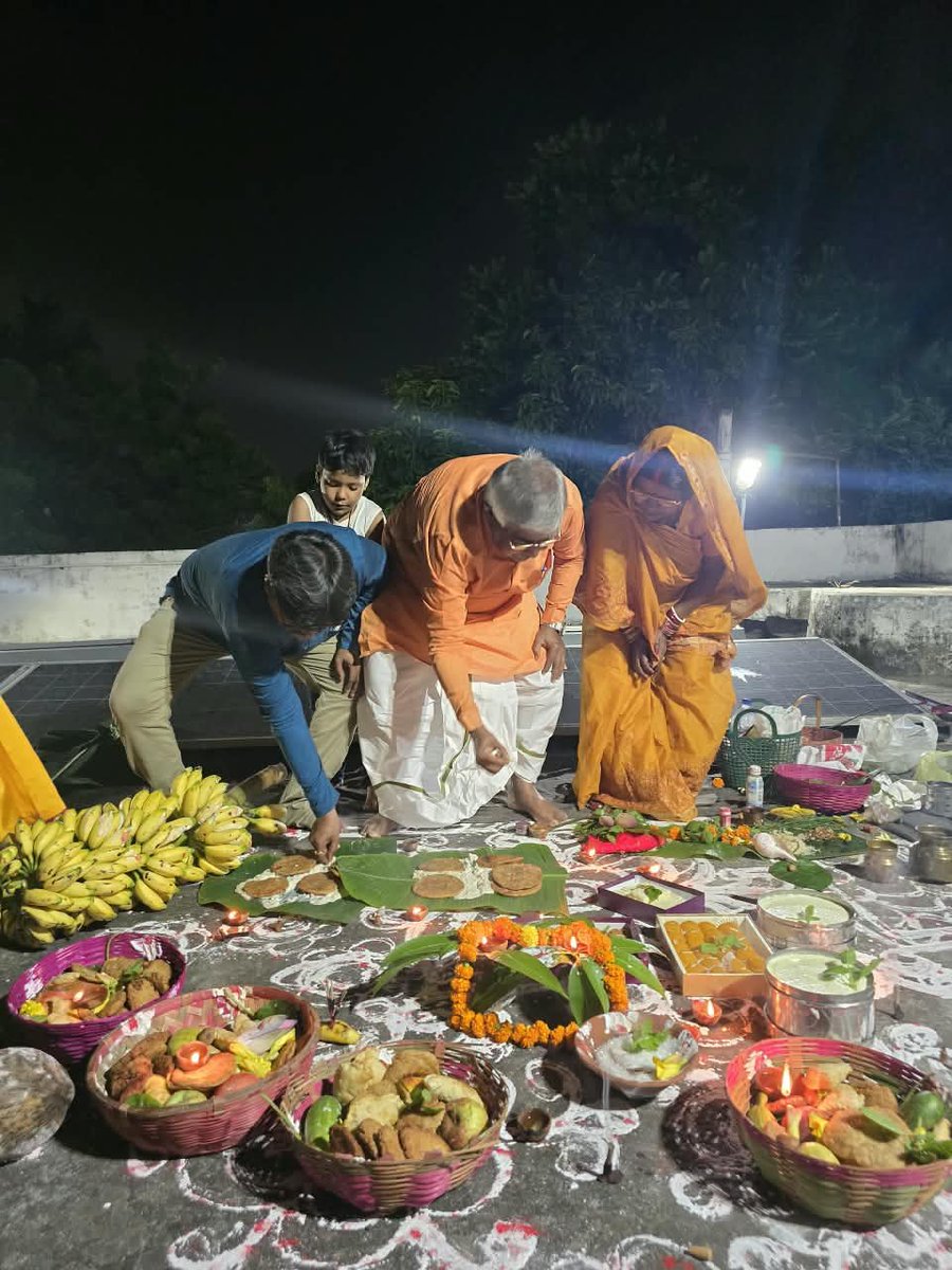 VinodNarayanJha's tweet photo. आई पटना स्थित सरकारी आवास पर मिथिलाक आस्था, संस्कृति आ समृद्ध लोकपरंपराक प्रतीक चौरचन पावनि मनेलहूँ..!!
एहि पावन अवसर पर समस्त मिथिलावासी केँ हार्दिक शुभकामना..!!
#चौरचन #Chaurchan
#mithilaculture https://t.co/N8HZBhRebI