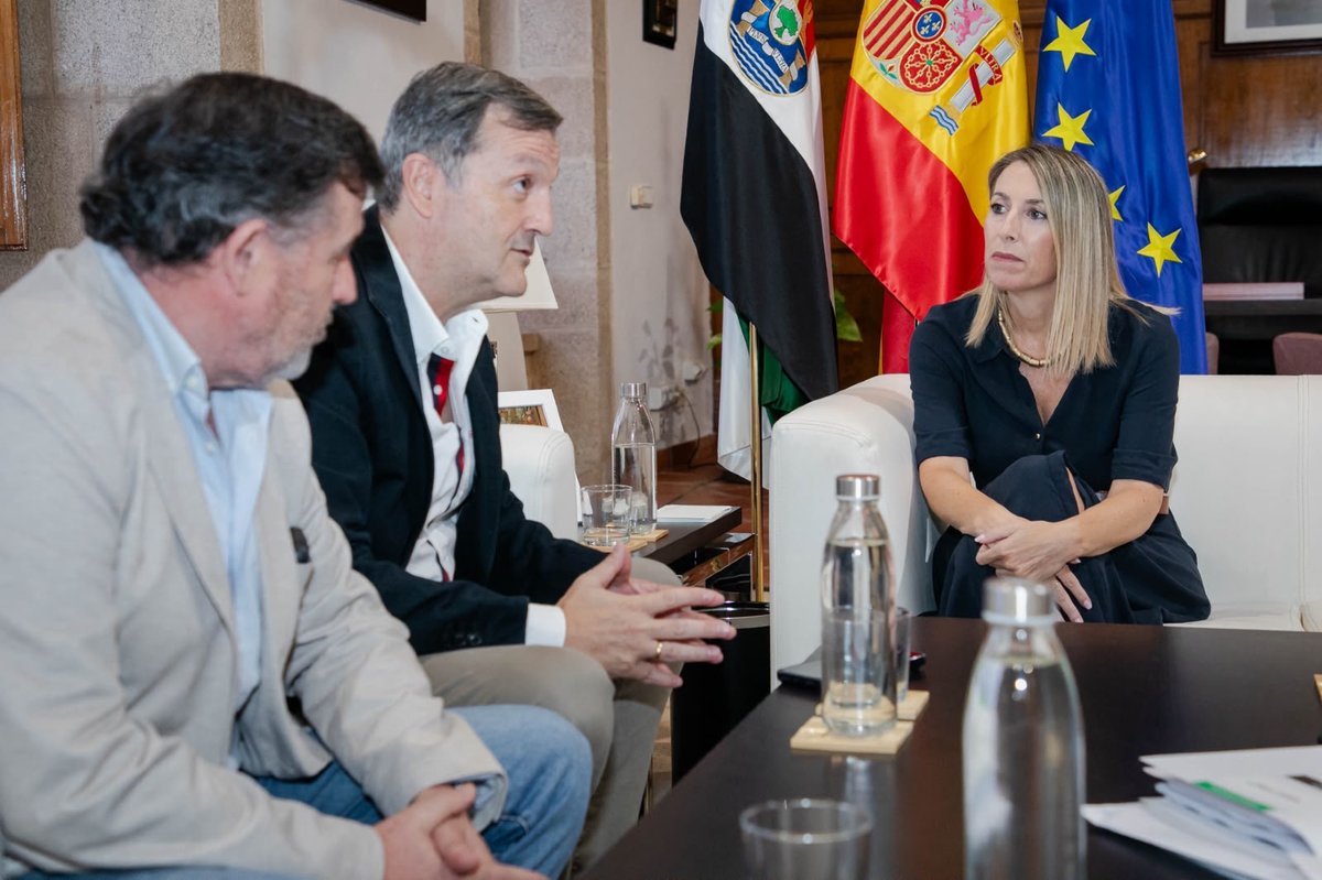 CSIFExtremadura's tweet photo. 📸 El presidente de CSIF Extremadura, Benito Román, y el vicp. Andrés Rayo, han mantenido un encuentro con la presidenta de la Junta María Guardiola y la consejera Elena Manzano para abordar distintas cuestiones de interés, como la homologación salarial de los empleados públicos. https://t.co/Nma5bHa6Bp