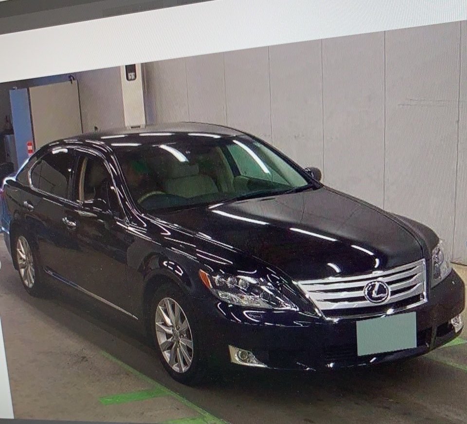 genoudou1993's tweet photo. 🚘【販売車両】LEXUS LS系

✨販売価格：110万円
✨走行距離：約9万km
✨研磨＋簡易コーティング施工付き
✨車検：R8年12月まで
✨紺色

さらに研磨＋コーティング込みで、納車時はツヤのある綺麗な状態に仕上げます。
気になる方はお気軽にDMください📩
#車売ります #コーティング https://t.co/6rIeignHe3