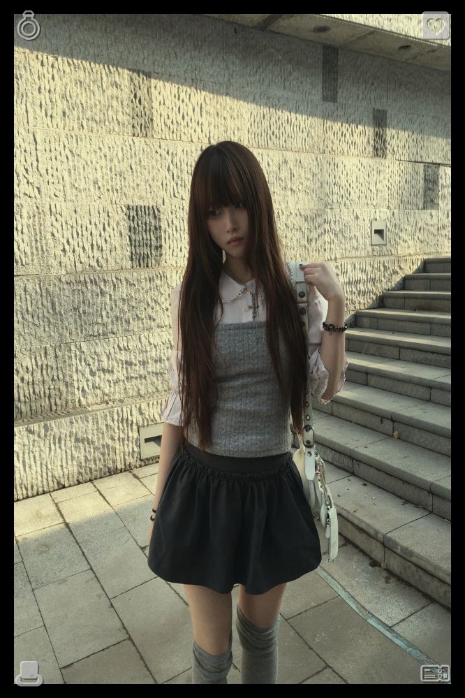 Gods_Palette's tweet photo. 🐧Strolling with my child
Frolicking among the fallen leaves
Once I've finished my bubble tea, I express my gratitude to the student and exit the store, making my way to the next place she suggested—a fruit tea establishment situated only a few blocks from the university. https://t.co/BkX8zPEexC