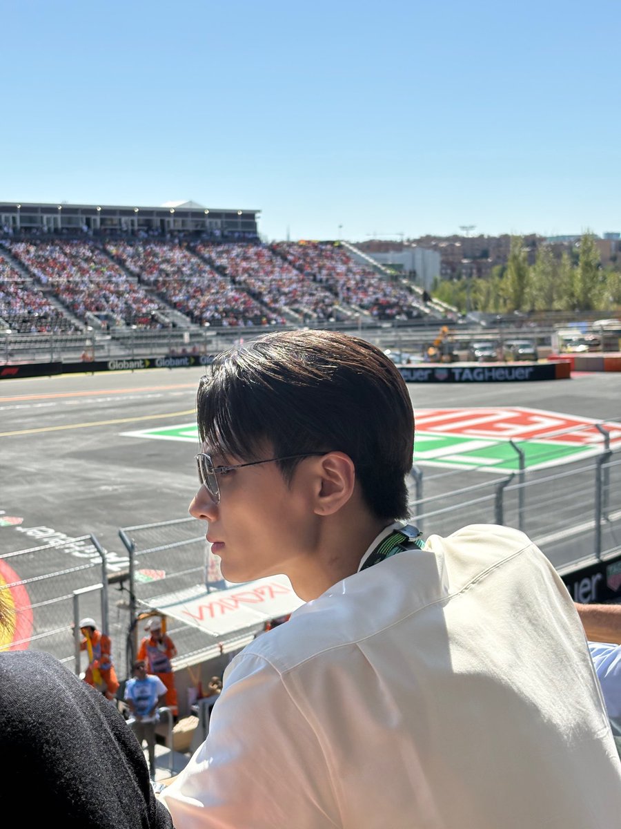 starsbyjay's tweet photo. can we talk about jay’s back…. that damn shoulders HE’S SO https://t.co/IIt1qIajb2