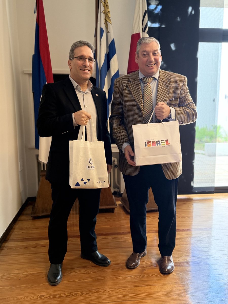 PajaroEnciso's tweet photo. Hoy recibí al Embajador de Israel en Uruguay, Eldad Hayet. Conversamos sobre futuros intercambios entre el Congreso de Intendentes e Israel; temas como la cooperación técnica en tratamiento del agua, smart city e intercambio de gobiernos subnacionales entre municipios y alcaldías son parte de lo que avanzamos. @FloridaIDF  @cintendentesuy