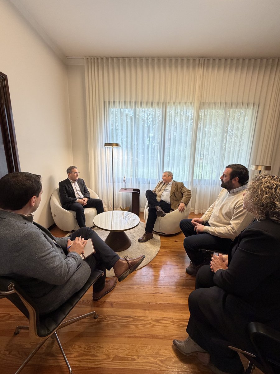 PajaroEnciso's tweet photo. Hoy recibí al Embajador de Israel en Uruguay, Eldad Hayet. Conversamos sobre futuros intercambios entre el Congreso de Intendentes e Israel; temas como la cooperación técnica en tratamiento del agua, smart city e intercambio de gobiernos subnacionales entre municipios y alcaldías son parte de lo que avanzamos. @FloridaIDF  @cintendentesuy