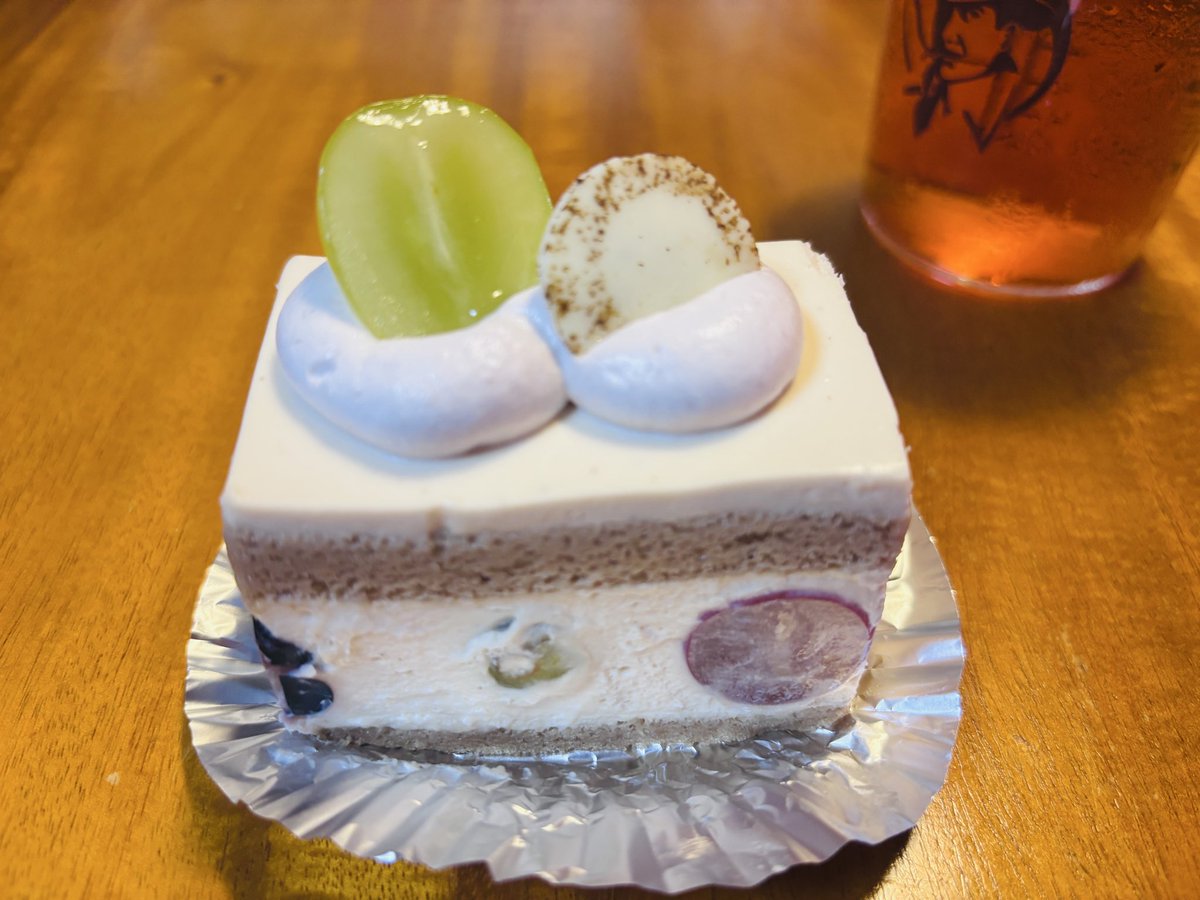 kyokota2000's tweet photo. 銀座ウェストの　ブドウのケーキ
今食べました
記憶に残るケーキ🍰 https://t.co/XC4K21Hmoi