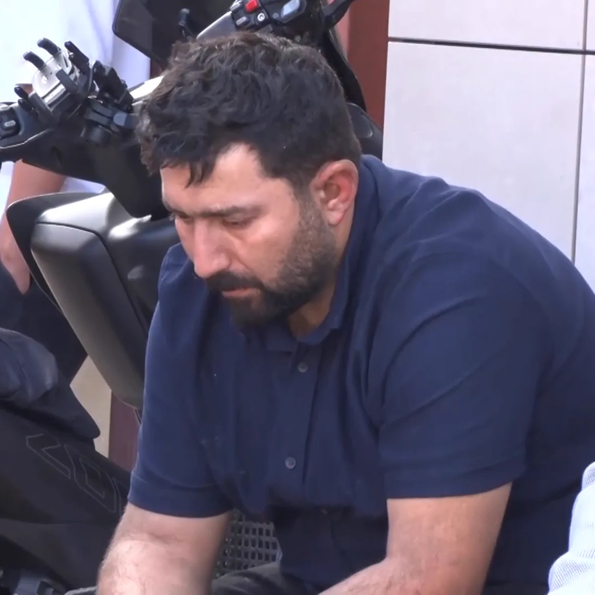BPT on X: "Yanan otobüsten 6 yolcuyu kurtarmasına rağmen 12 yaşındaki  kızını kurtaramayan babanın, 9 ay önce bir çocuğunu daha kaybettiği  öğrenildi. — Ailenin 10 yaşındaki diğer kızının da ağır yaralandığı ve
