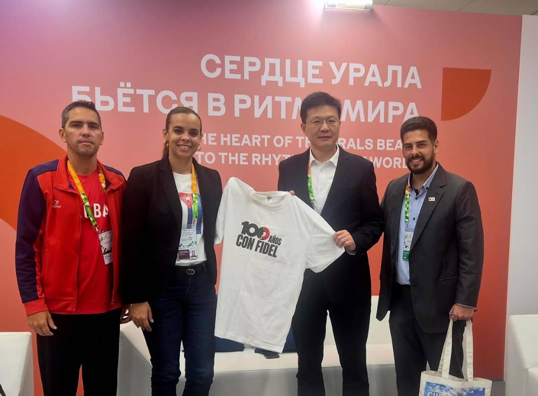 UJCdeCuba's tweet photo. En el Festival Mundial de la Juventud en Rusia, la primera secretaria de la UJC, Meyvis Estévez, intercambió con Xiaofei Tian, subsecretario general de la Federación de la Juventud de Toda China. Agradeció la solidaridad china y los homenajes por el centenario de Fidel Castro. https://t.co/P90AvIPbfe