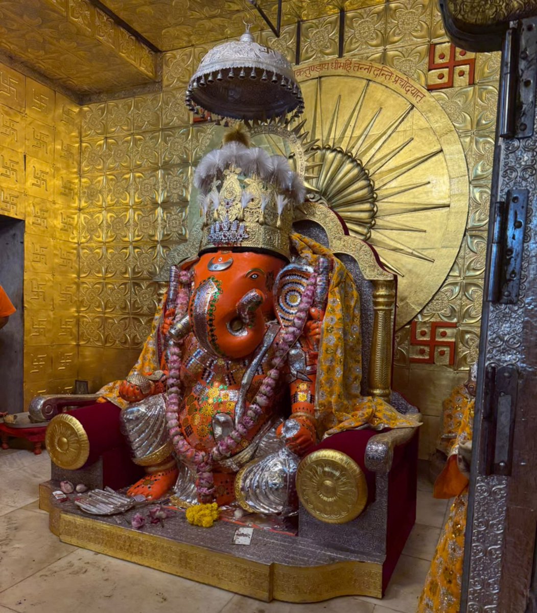 rajivarorajpr's tweet photo. प्रथम देव श्री गणेश जी के मंगल दर्शन ...
आज गणेश चतुर्थी के दिन प्रतिवर्ष की भांति मोती डूंगरी गणेश जी के दर्शन कर आशीर्वाद लिया।

मंदिर प्रबंधन ने चुनरी ओढ़ाकर स्वागत किया, इसके लिए आभारी हूँ।
जयपुर की जनता पर प्रभु गणेश जी की कृपा बनी रहे, आने वाला समय सब के लिए सु���, शांति, समृद्धि और सौहार्द लेकर आए; ऐसी कामना है।

#GaneshChaturthi #jaipur