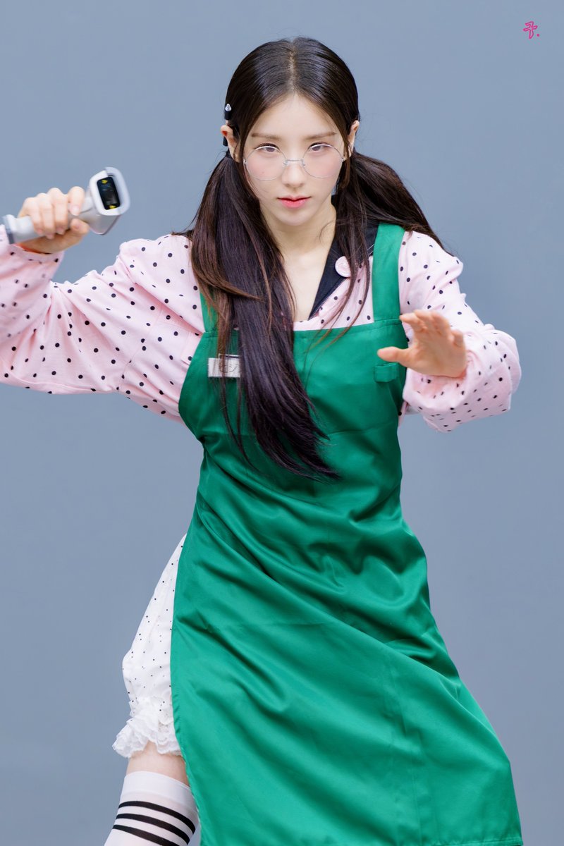 9__HJ's tweet photo. 260829 팬싸인회 HQ

ただの店員だ

#희진 #HeeJin #ARTMS #아르테미스 https://t.co/3xIDDDFtfw