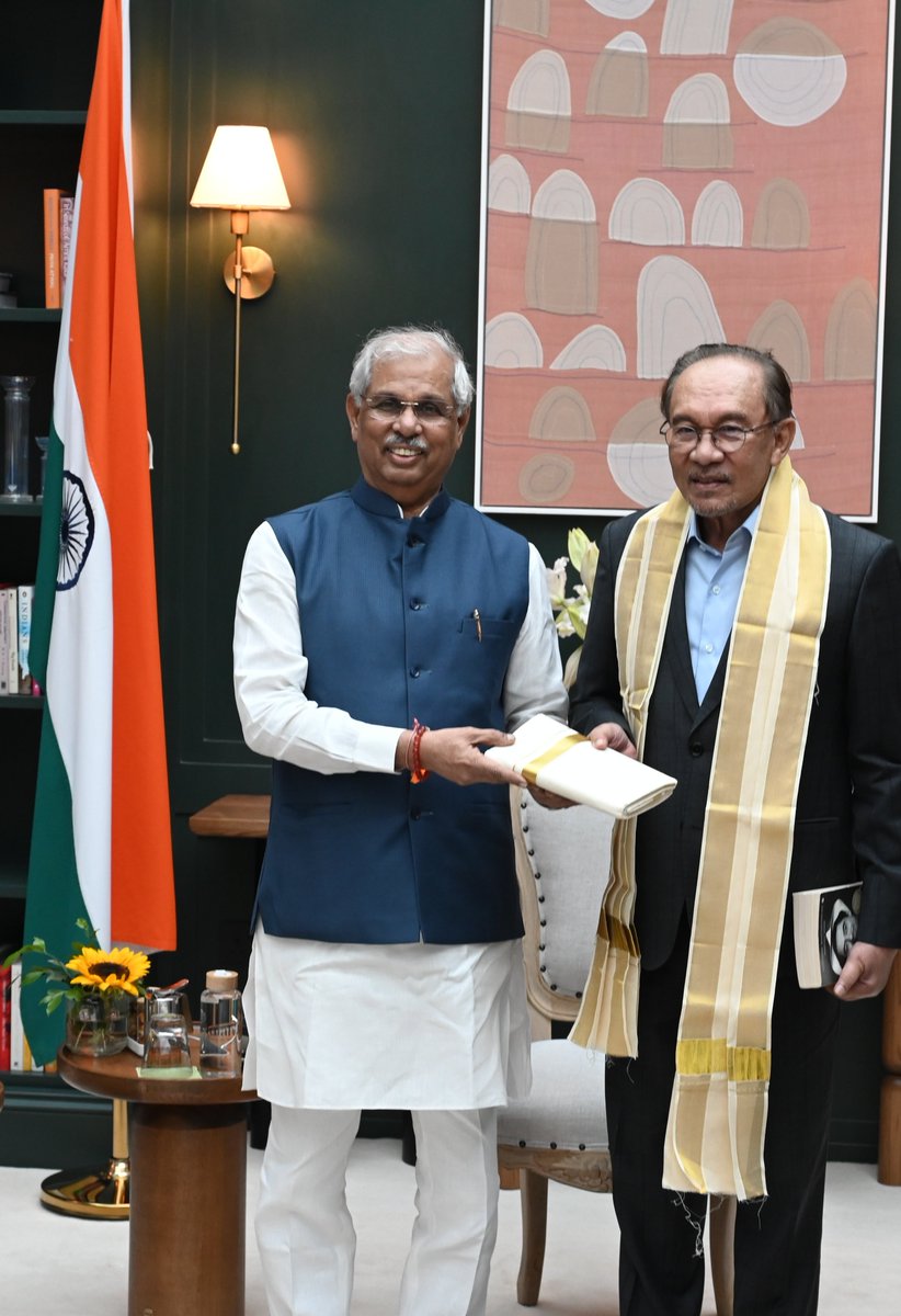 KeralaGovernor's tweet photo. Hon'ble Governor Shri Rajendra Vishwanath Arlekar met the Hon'ble Prime Minister of Malaysia, Shri Dato' Seri Anwar Ibrahim, at Tulåh Clinical Wellness Sanctuary in Kozhikode today. https://t.co/utXAgVB0jE