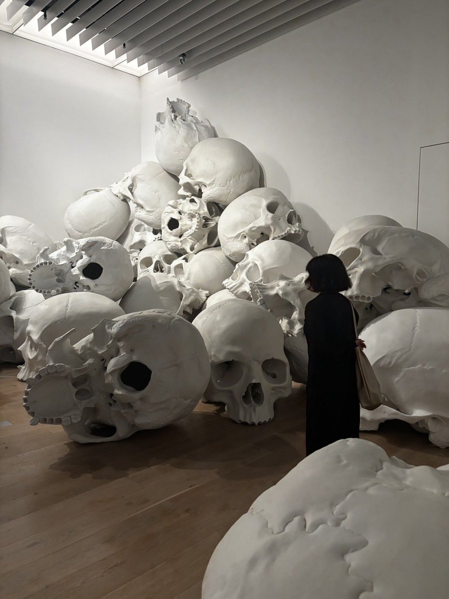 _akane_0701_'s tweet photo. その14
久しぶりにアート鑑賞活動
〈ロン・ミュエク展〉
とても人間を感じた
とても良かった
製作過程の映像を流してたんだけど気の遠くなるような作業工数だった、、
アーティストって凄い https://t.co/5jHb6UlhhR
