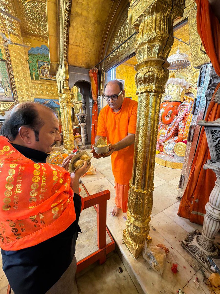 rajivarorajpr's tweet photo. प्रथम देव श्री गणेश जी के मंगल दर्शन ...
आज गणेश चतुर्थी के दिन प्रतिवर्ष की भांति मोती डूंगरी गणेश जी के दर्शन कर आशीर्वाद लिया।

मंदिर प्रबंधन ने चुनरी ओढ़ाकर स्वागत किया, इसके लिए आभारी हूँ।
जयपुर की जनता पर प्रभु गणेश जी की कृपा बनी रहे, आने वाला समय सब के लिए सु���, शांति, समृद्धि और सौहार्द लेकर आए; ऐसी कामना है।

#GaneshChaturthi #jaipur