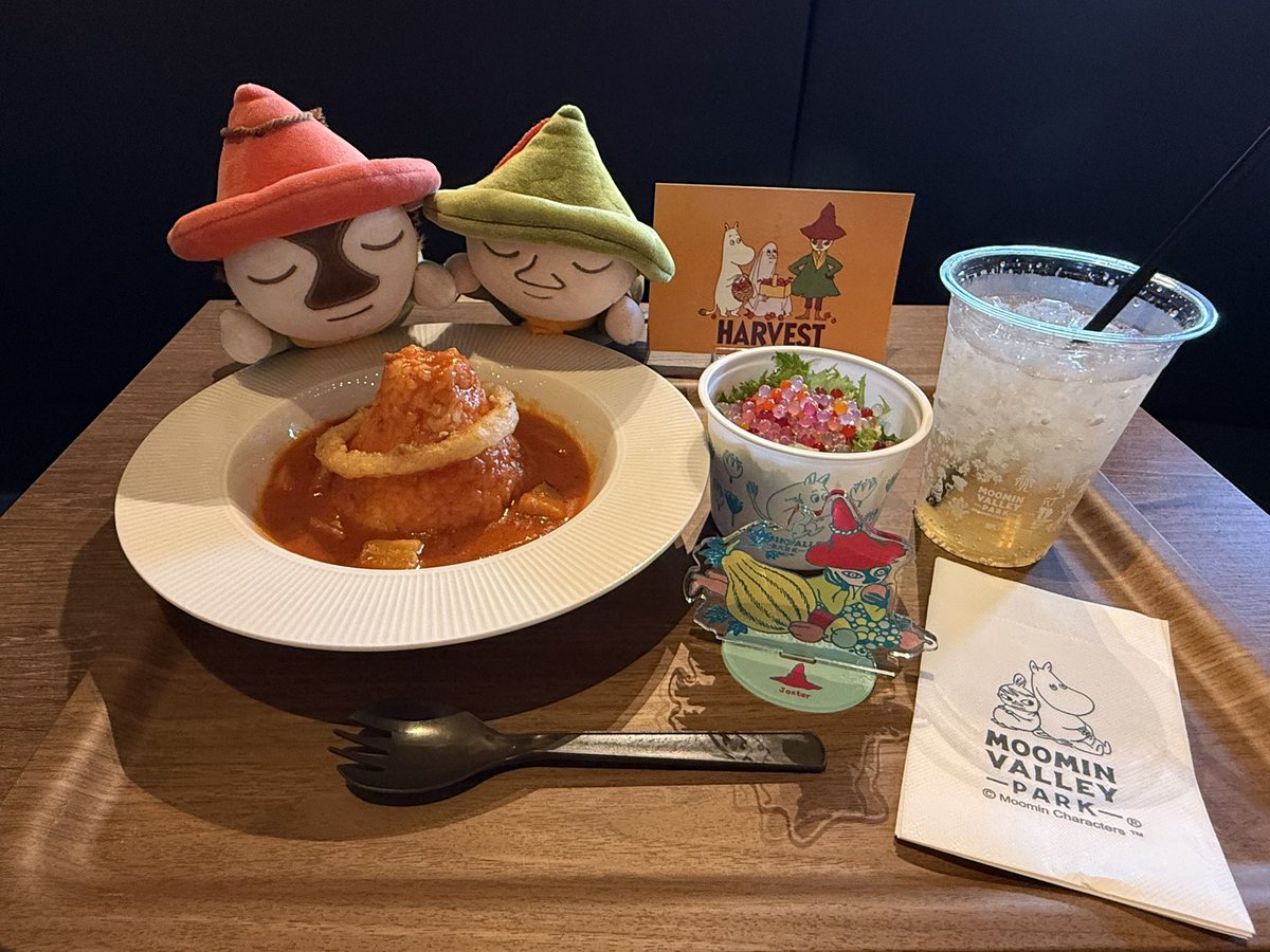 jox_sn's tweet photo. 12〜13日に谷入りしました。

魅力的なヨクサルに出会えて幸せでした。
スナフキンに帽子を褒めてもらって、ムーミンに手を引かれて一緒に写真撮れました…！既にロス。

プレミアム年間パスポートを購入したので可能な範囲で通います。がんばれ西の民。 https://t.co/Kv1FE0k30I