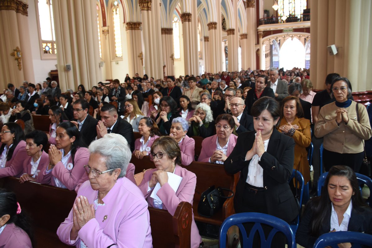 vetcristos's tweet photo. Renovación e Institución de los Ministros Extraordinarios de la Comunión en la  Basílica Menor de Nuestra Señora de Chiquinquirá, ceremonia presidida por Mons. Yoany Cupitra, Vicario Episcopal, y con el acompañamiento de sacerdotes de las parroquias que integran la Vicaría. https://t.co/l20DBZM1jx