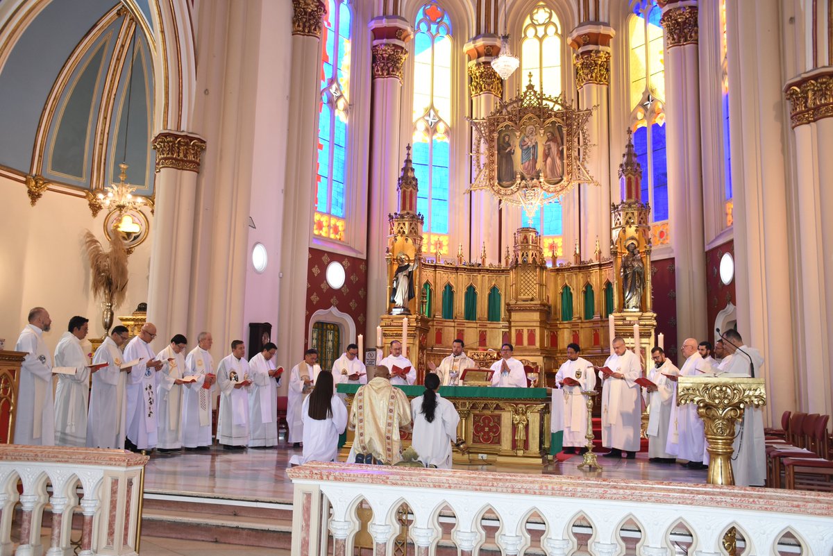 vetcristos's tweet photo. Renovación e Institución de los Ministros Extraordinarios de la Comunión en la  Basílica Menor de Nuestra Señora de Chiquinquirá, ceremonia presidida por Mons. Yoany Cupitra, Vicario Episcopal, y con el acompañamiento de sacerdotes de las parroquias que integran la Vicaría. https://t.co/l20DBZM1jx