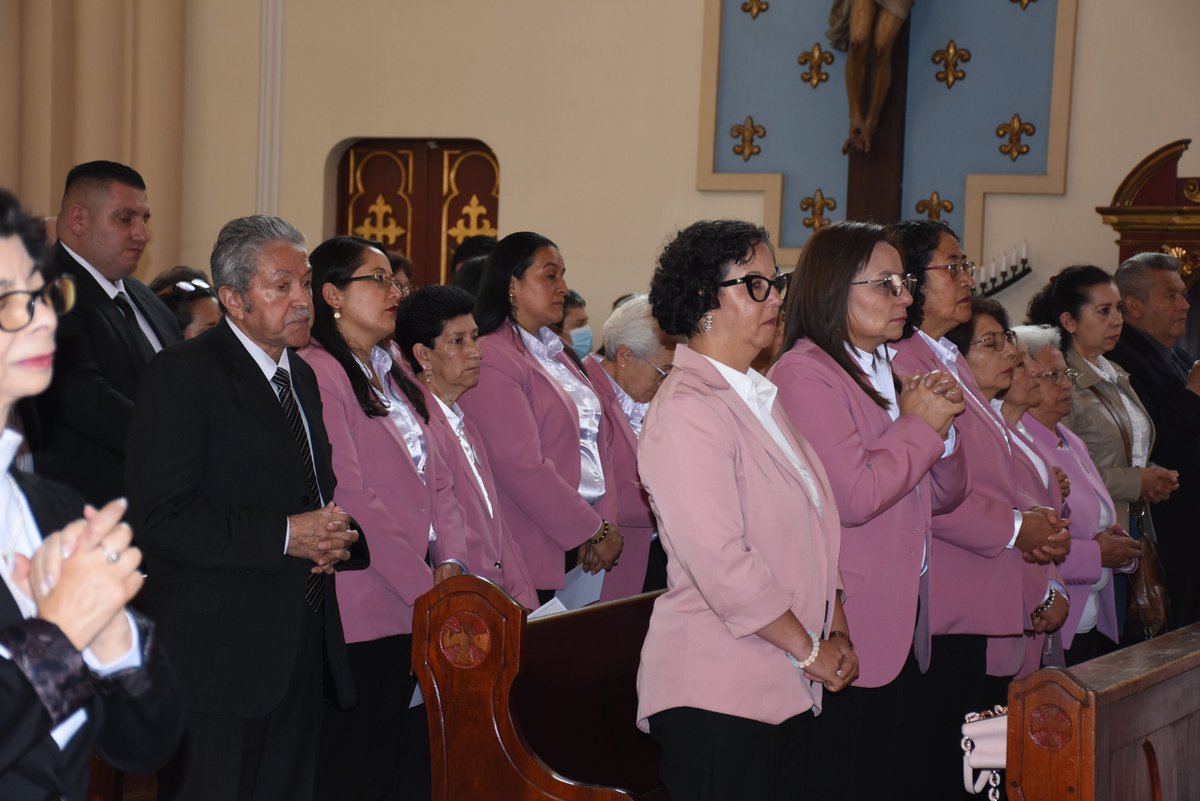 vetcristos's tweet photo. Renovación e Institución de los Ministros Extraordinarios de la Comunión en la  Basílica Menor de Nuestra Señora de Chiquinquirá, ceremonia presidida por Mons. Yoany Cupitra, Vicario Episcopal, y con el acompañamiento de sacerdotes de las parroquias que integran la Vicaría. https://t.co/l20DBZM1jx