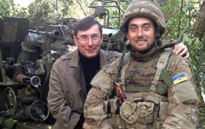 pogrebeckij's tweet photo. Єдиний Генеральний прокурор, який був за Зеленського і не втік за кордон, це Генеральний прокурор Юрій Луценко.
До речі, це також єдиний Генеральний прокурор, який брав участь у бойових діях у званні капітана під час повномасштабного вторгнення.
Молодший син Юрія Луценка повернувся з магістратури у Великій Британії і у 2024 році і добровольцем пішов до ЗСУ. Служить у званні солдат. Є пілотом ударних БПЛА. Станом на 2025–2026 роки воював на Покровському напрямку, а також виконував завдання під Вовчанськом, Херсонською та Сумською областями.
Старший син – Олександр Луценко. У 2014 році він добровільно вирушив до зони АТО. Служив солдатом-артилеристом у 55-й окремій артилерійській бригаді. Протягом 32 днів брав участь у тяжких боях за Донецький аеропорт.
Був списаний з армії з інвалідності (переніс важке онкологічне захворювання). 
Сам Юрій Луценко також мобілізувався добровольцем на початку повномасштабного вторгнення, отримав звання капітана та командував взводом ударних БпЛА. У липні 2023 року його було офіційно звільнено з лав ЗСУ рішенням ВЛК через інвалідність (наслідки онкології).