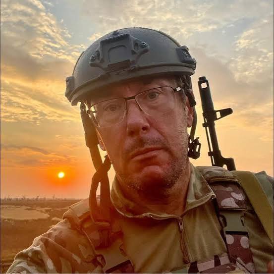pogrebeckij's tweet photo. Єдиний Генеральний прокурор, який був за Зеленського і не втік за кордон, це Генеральний прокурор Юрій Луценко.
До речі, це також єдиний Генеральний прокурор, який брав участь у бойових діях у званні капітана під час повномасштабного вторгнення.
Молодший син Юрія Луценка повернувся з магістратури у Великій Британії і у 2024 році і добровольцем пішов до ЗСУ. Служить у званні солдат. Є пілотом ударних БПЛА. Станом на 2025–2026 роки воював на Покровському напрямку, а також виконував завдання під Вовчанськом, Херсонською та Сумською областями.
Старший син – Олександр Луценко. У 2014 році він добровільно вирушив до зони АТО. Служив солдатом-артилеристом у 55-й окремій артилерійській бригаді. Протягом 32 днів брав участь у тяжких боях за Донецький аеропорт.
Був списаний з армії з інвалідності (переніс важке онкологічне захворювання). 
Сам Юрій Луценко також мобілізувався добровольцем на початку повномасштабного вторгнення, отримав звання капітана та командував взводом ударних БпЛА. У липні 2023 року його було офіційно звільнено з лав ЗСУ рішенням ВЛК через інвалідність (наслідки онкології).