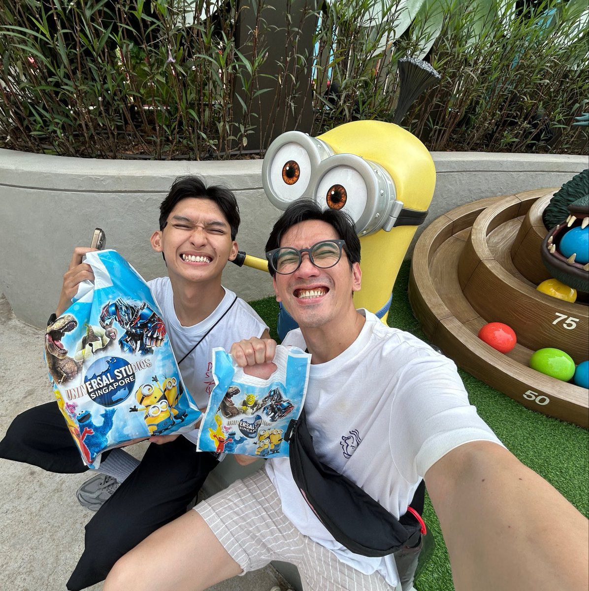 Linggaask's tweet photo. A lil bit how we look tgt (anw we do have yt: Gen Zero) ahahahah https://t.co/2I8Up2Aqqm