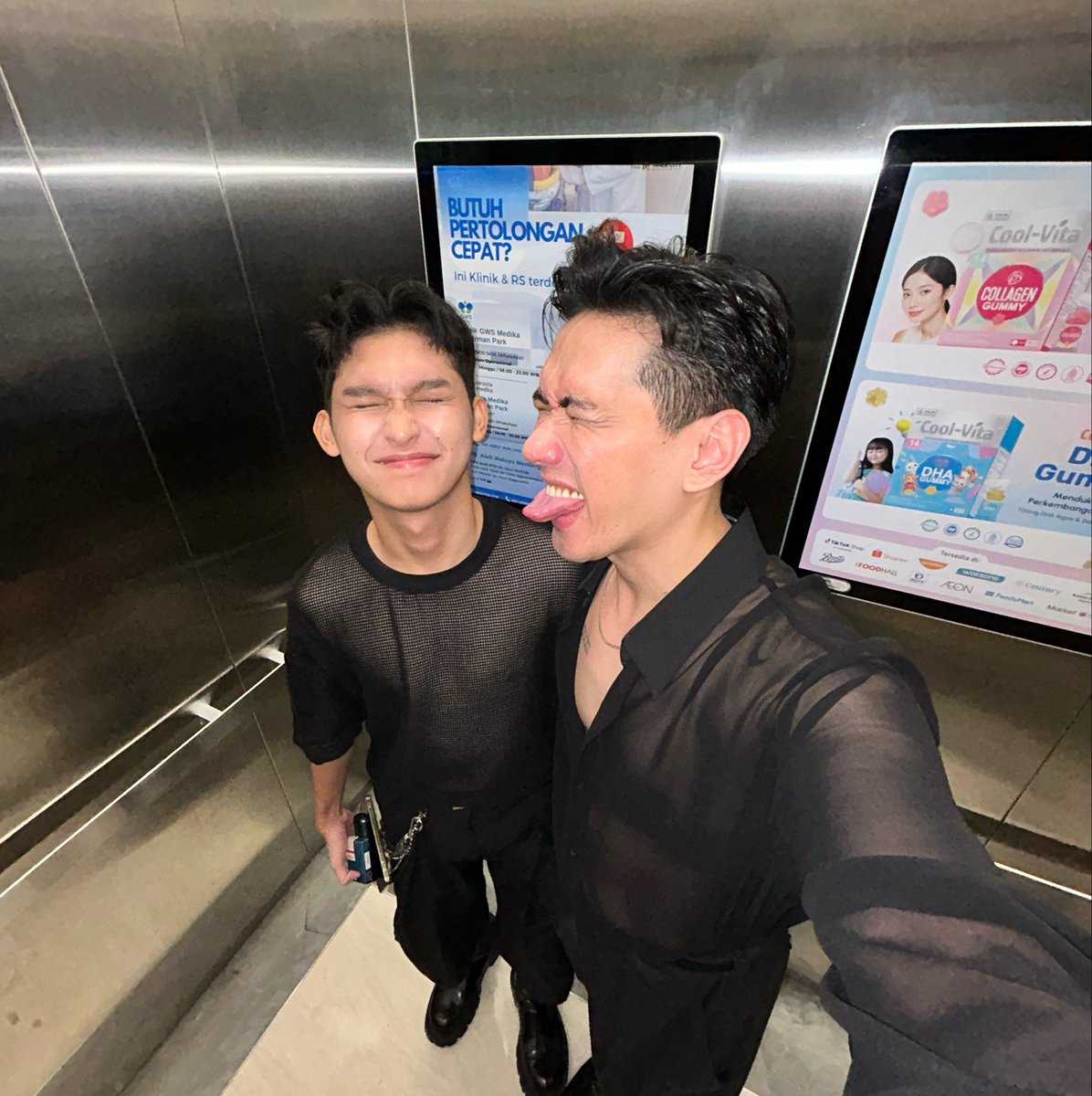 Linggaask's tweet photo. A lil bit how we look tgt (anw we do have yt: Gen Zero) ahahahah https://t.co/2I8Up2Aqqm