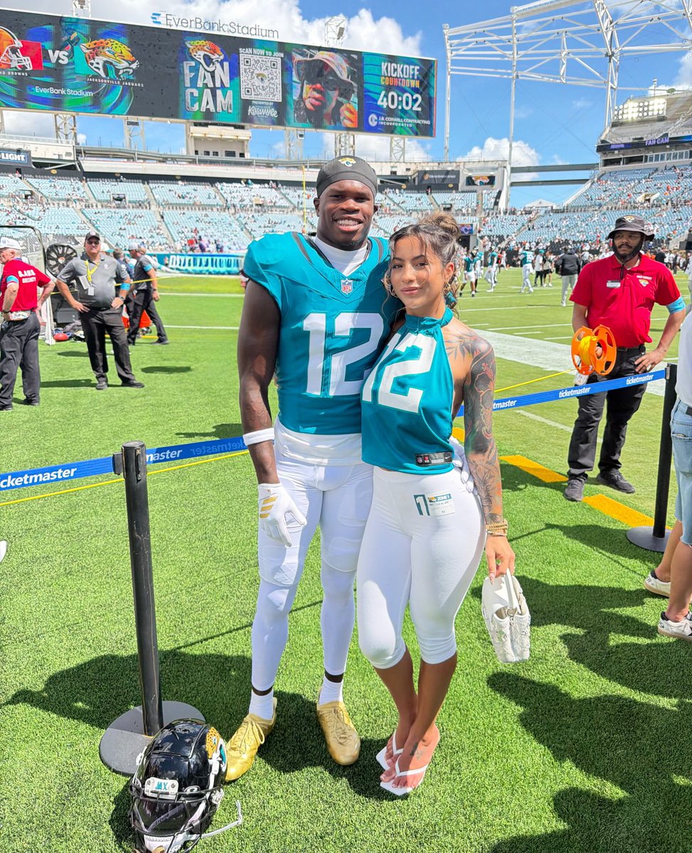 wavecheckers's tweet photo. Travis Hunter with his wife &amp; son for Game Day 🏈 https://t.co/VE06i70Gck