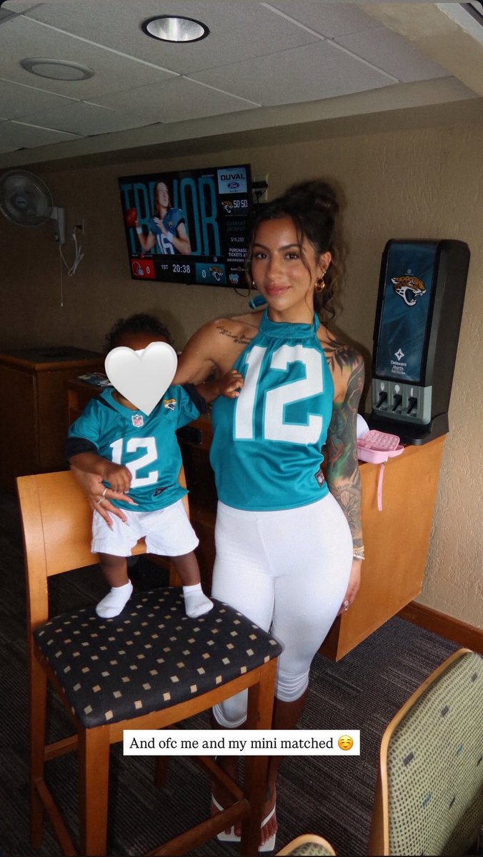 wavecheckers's tweet photo. Travis Hunter with his wife &amp; son for Game Day 🏈 https://t.co/VE06i70Gck