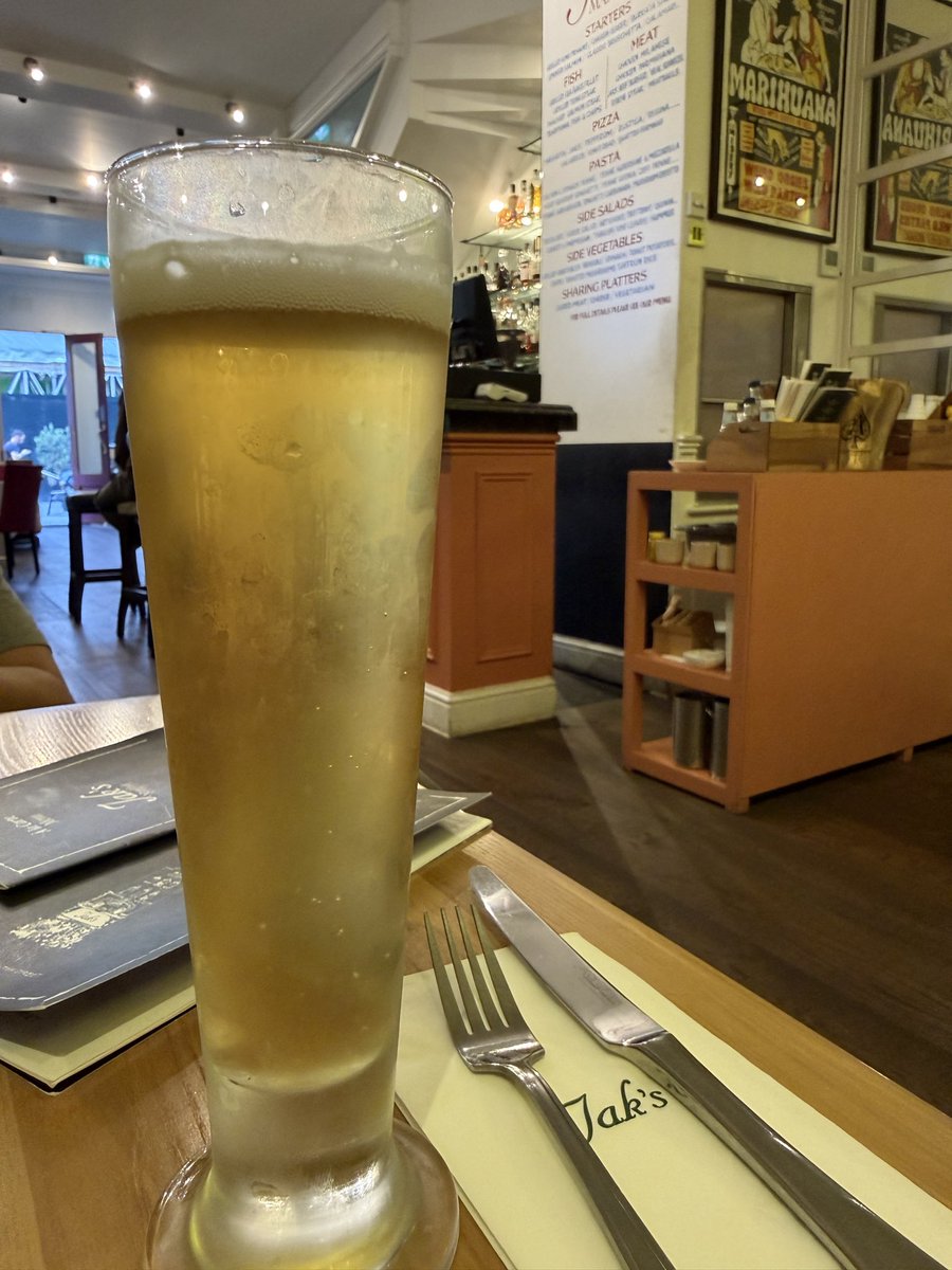 merippahouse's tweet photo. 今日もロンドンでティータイム🍺

🍻社長 https://t.co/uRKRFLNkeI