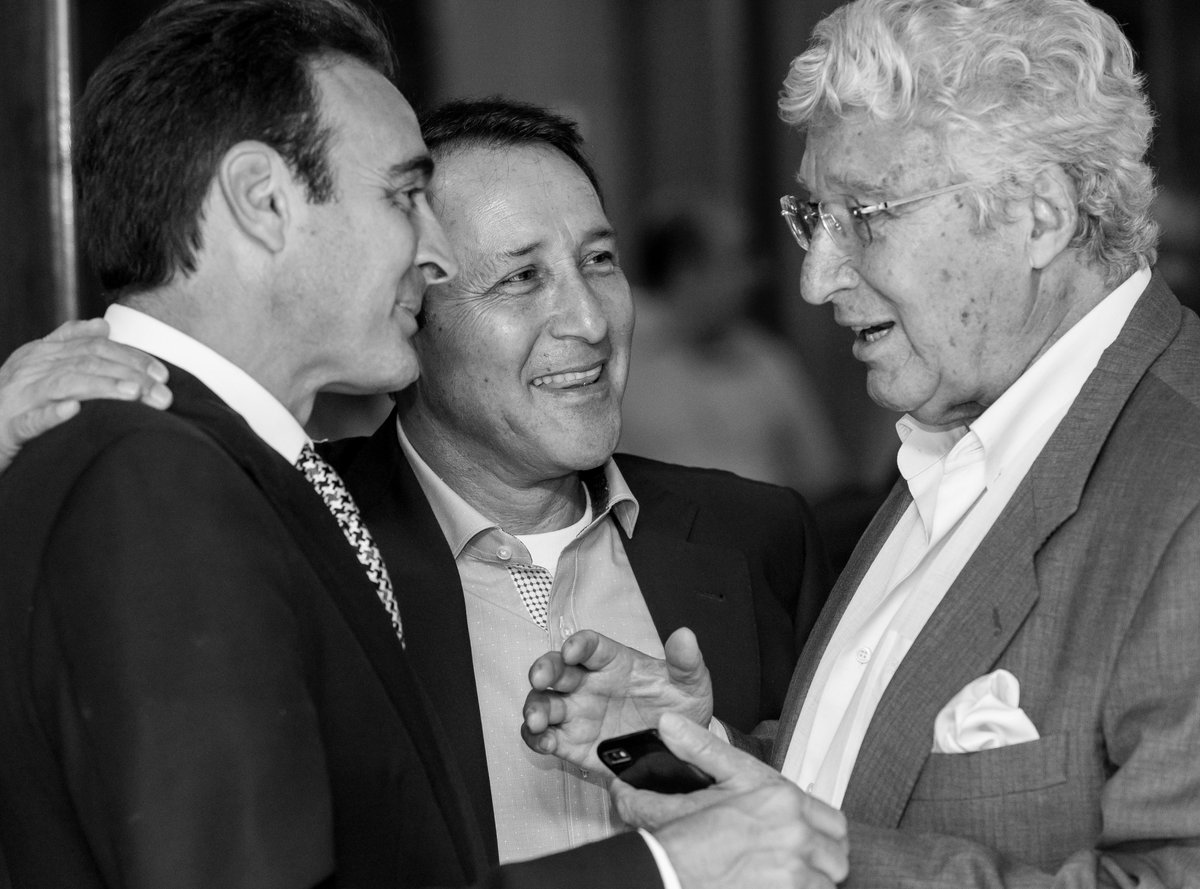 PT_ElRescoldo's tweet photo. Gran taurino y mejor amigo, hoy tristemente toca despedir a Luis Álvarez, al que recordamos con cariño en dos eventos en los que nos acompañó: entrega del Trofeo 'Yiyo' a César Rincón (1994) y gala-celebración del 50º aniversario de la peña (2015). #DEP https://t.co/dUlHC2mIPb