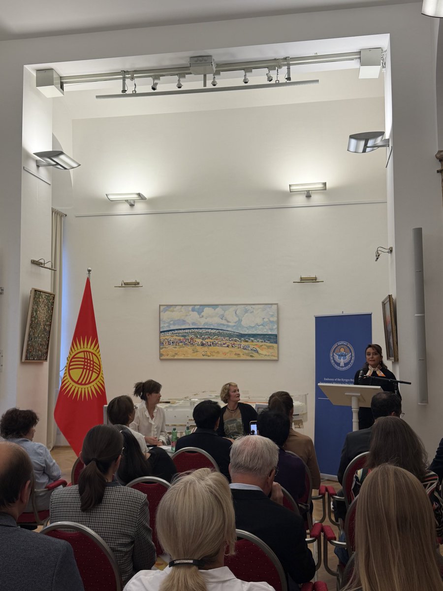 AzCulture_AT's tweet photo. 🇦🇿Sentyabrın 11-də Vyanadakı Azərbaycan Mədəniyyət Mərkəzində alman yazıçısı Maren Ernstin “Vierzig Mädchen” (“Qırx qız”) kitabının təqdimatı keçirilib.
Qırğız Respublikasının Avstriyadakı səfirliyinin Azərbaycan Mədəniyyət Mərkəzi ilə əməkdaşlığı şəraitində baş tutub. https://t.co/XVZp6alfct