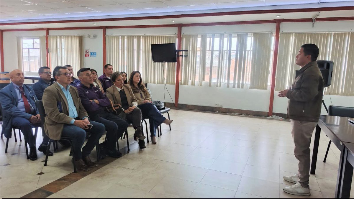 EducacionZ3_Ec's tweet photo. 🛡️✍🏻Directores distritales de la Zona 3 conocieron lineamientos del Plan Escudo, estrategia de @Educacion_Ec orientada a fortalecer la seguridad y protección de la comunidad educativa.
La socialización permitirá articular acciones y fortalecer su implementación en territorio. https://t.co/5iohThaAZR