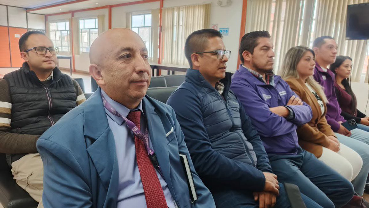 EducacionZ3_Ec's tweet photo. 🛡️✍🏻Directores distritales de la Zona 3 conocieron lineamientos del Plan Escudo, estrategia de @Educacion_Ec orientada a fortalecer la seguridad y protección de la comunidad educativa.
La socialización permitirá articular acciones y fortalecer su implementación en territorio. https://t.co/5iohThaAZR