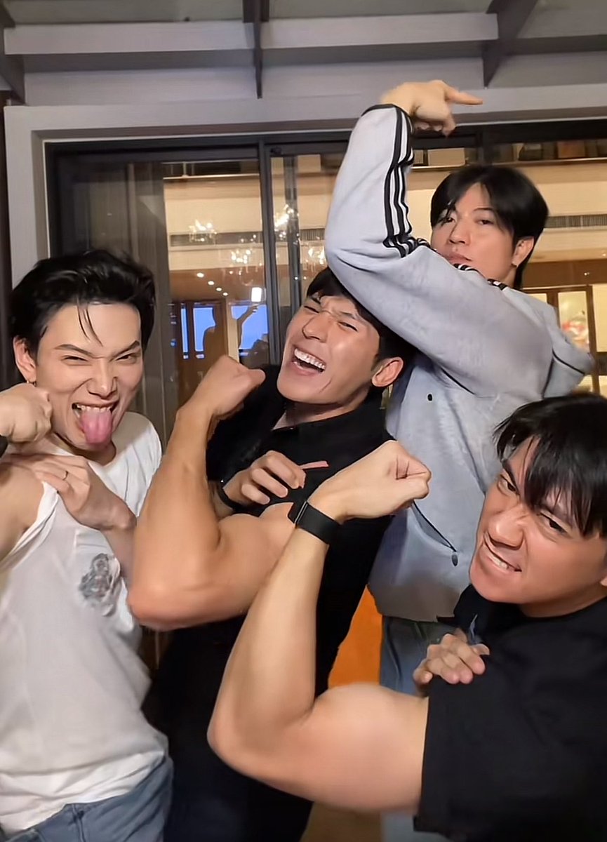 lovelyuhao's tweet photo. us and the baddies we pulled by being silly https://t.co/nhz1mY12wI