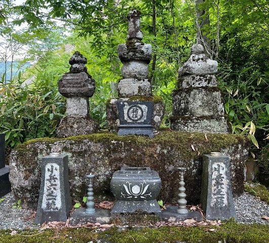 fumikunspecial's tweet photo. 『郡上の歴史・戦国武将 猪俣五平次 詩織と出逢ふ』（ロフロブックス）の主人公の六ッ城主・猪俣五平次も史実では小牧・長久手の戦いで討死しており、墓は六ノ里の光雲寺にあります。
#豊臣兄弟 #猪俣五平次 #六ッ城 https://t.co/QiyekWvIm9