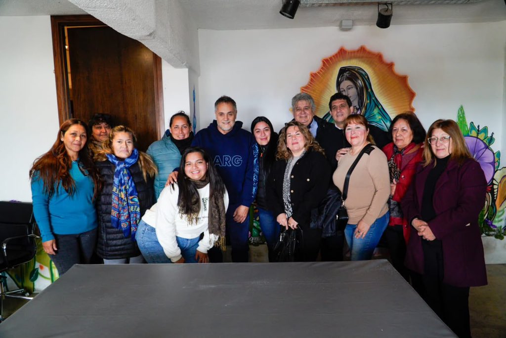 ArielPuy's tweet photo. Junto al senador @jfrejal, comenzamos la semana compartiendo un encuentro de trabajo con la nueva comisión directiva del Centro Vecinal del barrio Nueva Esperanza, que ganó ayer las elecciones. Escuchar a quienes representan y conocen de cerca las necesidades de los vecinos es fundamental para construir una agenda de trabajo real, desde el territorio y junto a la comunidad.

Las instituciones vecinales son pilares de nuestra sociedad: contienen, generan espacios de encuentro, participación y fortalecen los vínculos.

Vamos a seguir trabajando juntos, con diálogo y predisposición, para acompañar el crecimiento y desarrollo de uno de los barrios más importantes de la Capital.

@QuintelaRicardo gobernador