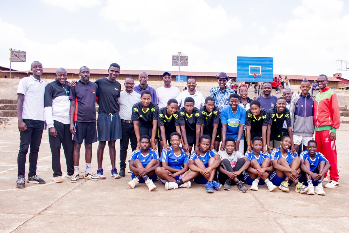 IRADUKUNDAD5's tweet photo. 1/3 
#Burundi #Burunga
L’Association de handball de Burunga se réjouit du plein succès des activités inscrites au programme du Championnat provincial de handball de Burunga.  

Après les sélections locales, qui se sont déroulées du 18 août au 6 septembre 2026, une formation des arbitres a été organisée du 9 au 11 septembre 2026 à Rutovu, dans la commune de Bururi. Cette session a marqué une étape cruciale pour le renforcement des capacités techniques et la promotion d’un arbitrage de qualité au sein de la province. A son issue, huit binômes d’arbitres ont été formés et deux entraîneurs ont bénéficié d’une mise à niveau.  

La compétition s’est ensuite poursuivie à Rutovu avec les demi-finales le 12 septembre 2026, avant de connaître son apogée lors des grandes finales le 13 septembre 2026.