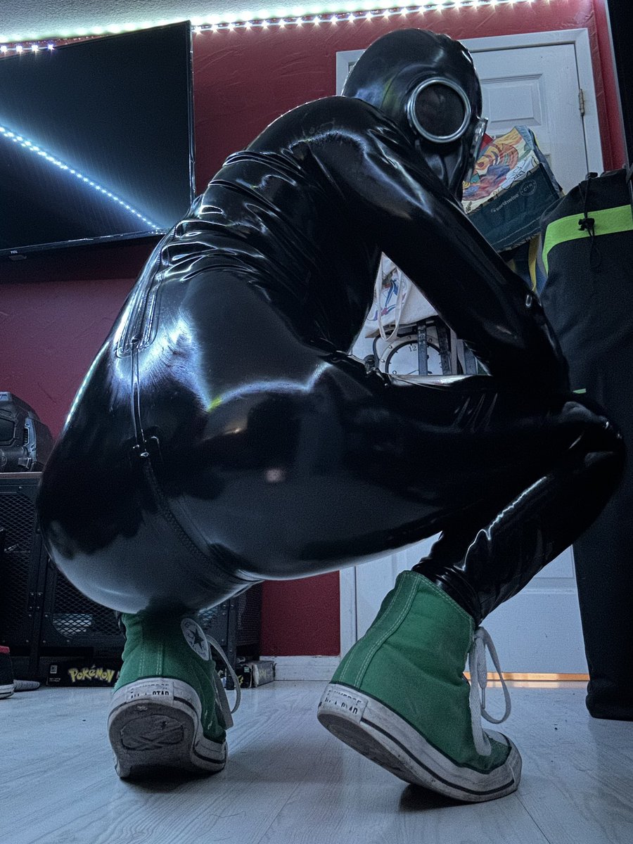 shiny_moray's tweet photo. been seeing lots of people like latex and converse also happy #gasmaskmonday #latex #rubber #latexcatsuit https://t.co/TtPQgZNd6e
