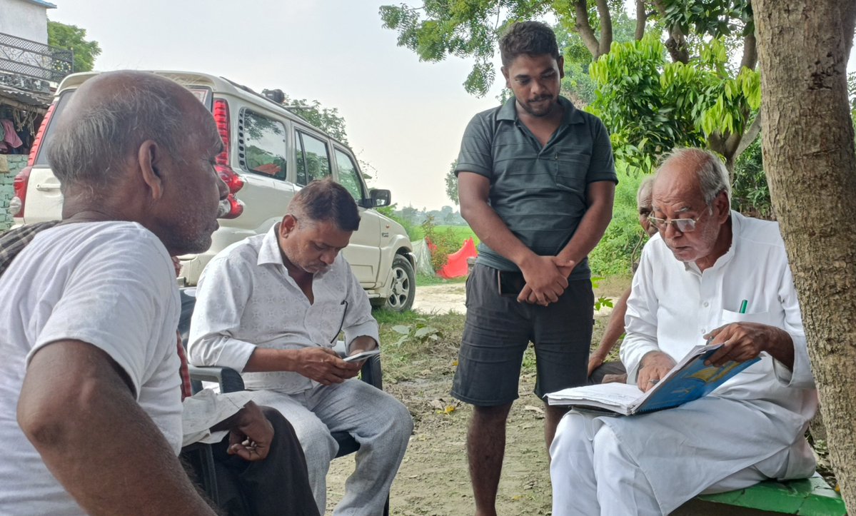 hridaynasp's tweet photo. 337--देवरिया सदर 
जोन नंबर--3 बैतालपुर 
लखनचन, मठपाल गिरी चौराहा, केशोबारी, छेरिहा, भण्डा, सिरजम देई,खिरहा, बलुआ, वैतालपुर, गुडरी, सिरजम के साथियों से मुलाकात, ब्लाक अध्यक्ष राजू पटेल के साथ. पुराने समर्थक सम्मानित जनों से सार्थक बातचीत, स्नेह, अपनापन से उत्साह बढ़ा. https://t.co/4lcB7sf4O0