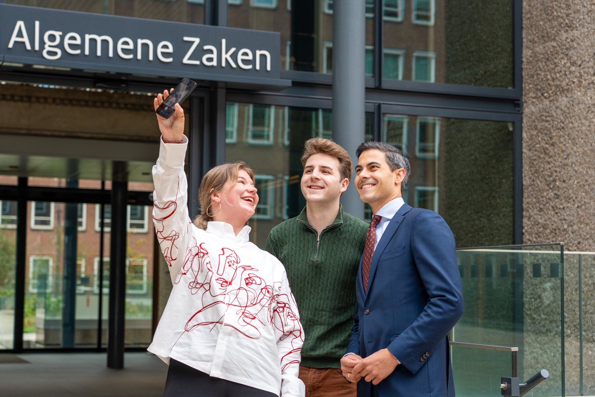 MinPres's tweet photo. Jongeren zijn een belangrijke gesprekspartner voor het kabinet. Veel onderwerpen gaan namelijk over hun toekomst. Vandaag sprak ik de Nederlandse VN-jongerenvertegenwoordigers. We spraken over verschillende onderwerpen die volgende week bij de Algemene Vergadering van de Verenigde Naties aan de orde komen. Zoals vrede en veiligheid, de internationale rechtsorde en klimaatverandering. 

Van Emma en Niels ontving ik het manifest ‘In het oog van de storm’. Een goed gekozen titel want het zijn turbulente tijden waarin we leven. Het belangrijke signaal dat uit het manifest naar voren komt, dat vrede en veiligheid ook gaat over bestaanszekerheid, mentale gezondheid en digitale veiligheid, onderschrijf ik ten volle. Hun wijze woorden neem ik volgende week mee naar New York.