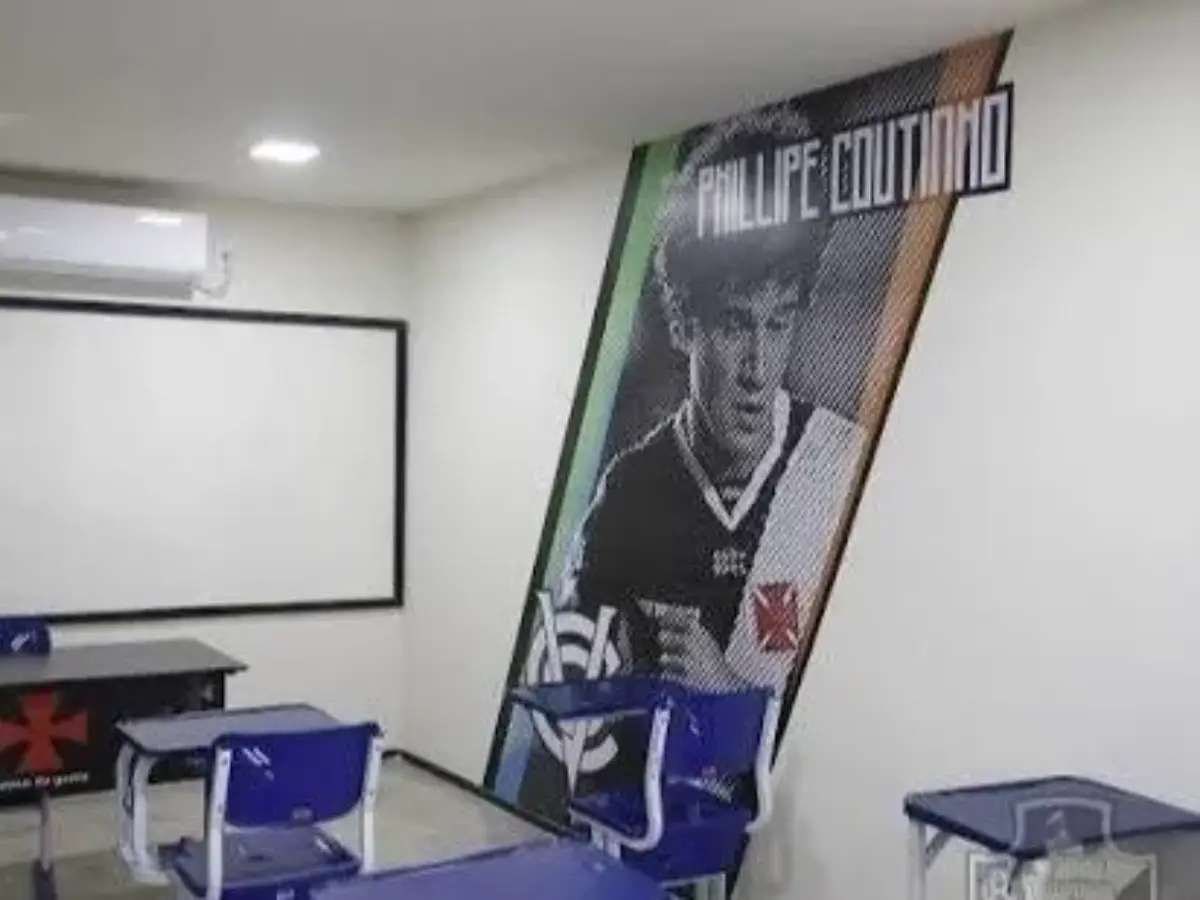 AllenF_Crvg's tweet photo. Já removeram isso da parede da escola? Porque, se não, cuidem de tirar! Alô, Pedrinho, exigimos a retirada dessa porcaria. @VascodaGama https://t.co/TuObvjGAJ6