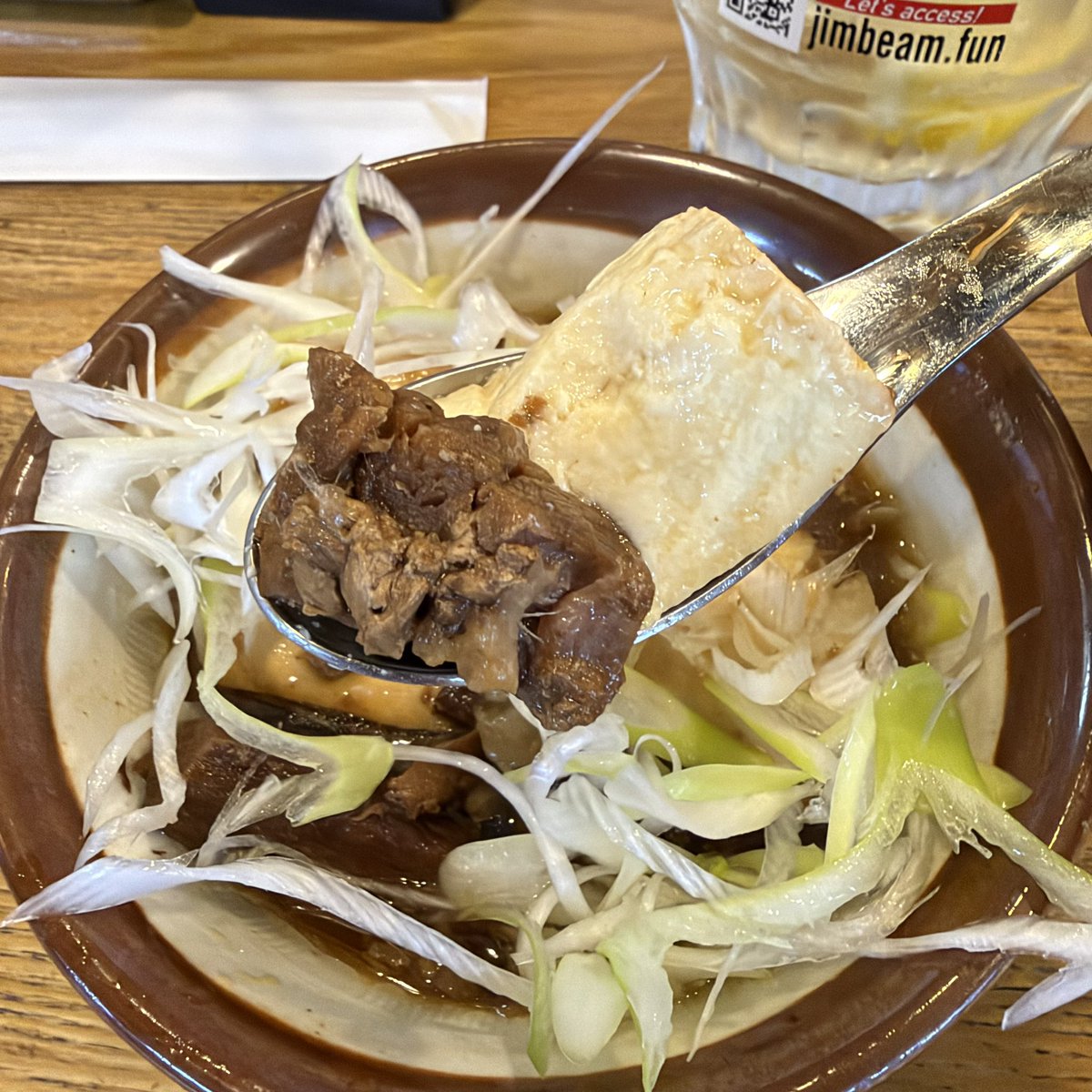 acala_naatha's tweet photo. ぴおシティ2軒目は「太陽ホエール」へ！
まずはメガハイボールで乾杯。
アテは名物の焼き餃子と、初めて頼む肉豆腐。
この肉豆腐がめちゃくちゃ美味い……！
これは次回リピ確定かな。 https://t.co/FrejKhB6Zl
