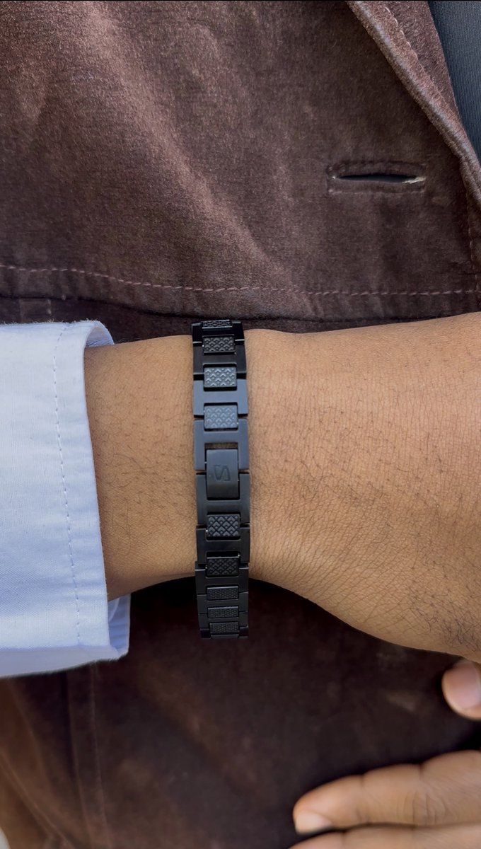 SERASAR's tweet photo. A classic monochrome t-shirt is a flawless style baseline, but without the right punctuation mark, it can look unfinished.
What is your absolute favorite accessory to pair with a basic black or white t-shirt? https://t.co/J4ie6eabUB