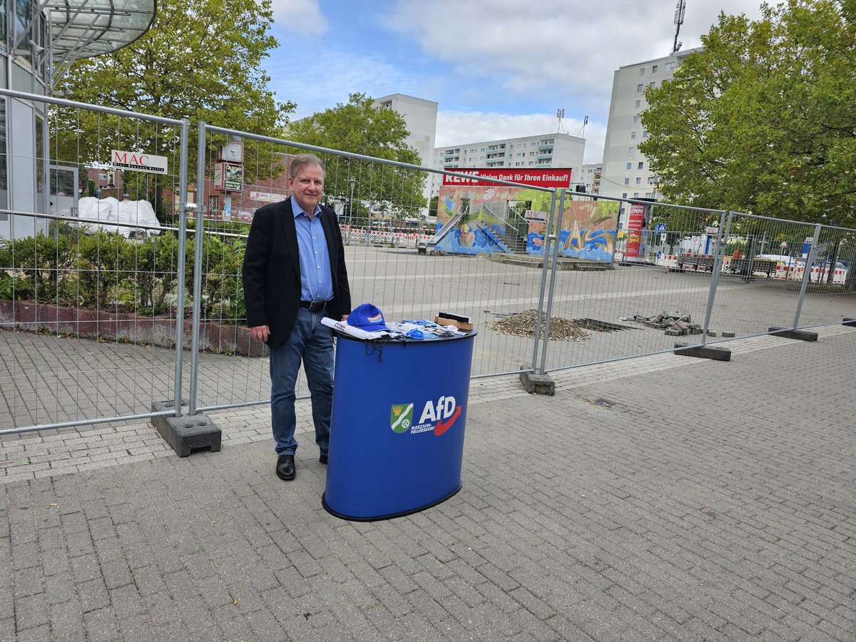 AfDLindemann's tweet photo. Heute unser erster Infostand in #Marzahn Nord https://t.co/HFAfuJeBg5
